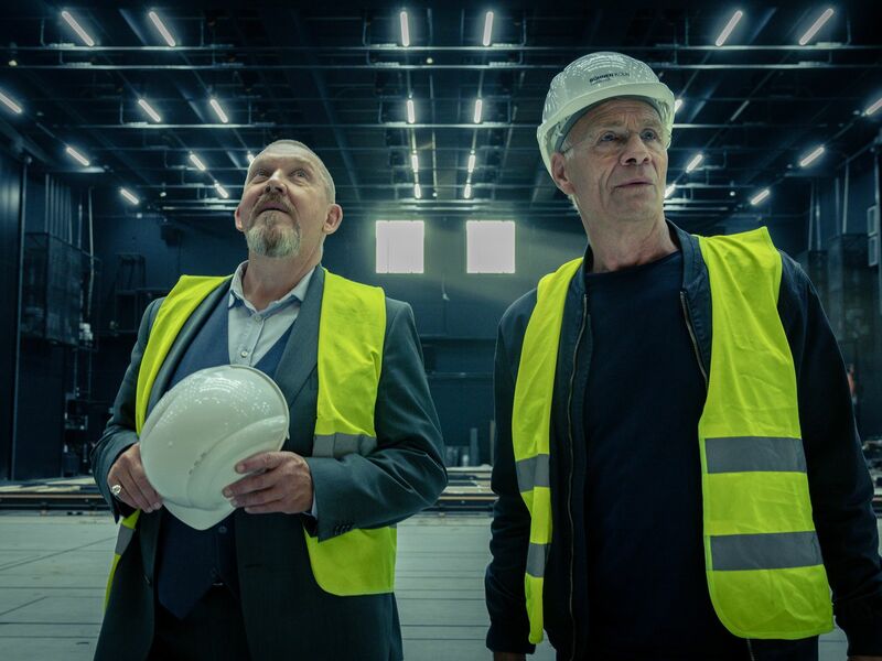 Die Kommissare Max Ballauf (Klaus J. Behrendt) und Freddy Schenk (Dietmar Bär) vermuten, dass der Täter zum Ensemble gehört.  - Foto: Thomas Kost/WDR /dpa