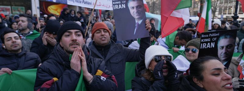 Aus Solidarität mit den Demonstranten im Iran gingen auch in Berlin und Frankfurt am Main Menschen auf die Straße. - Foto: Sven Kaeuler/dpa