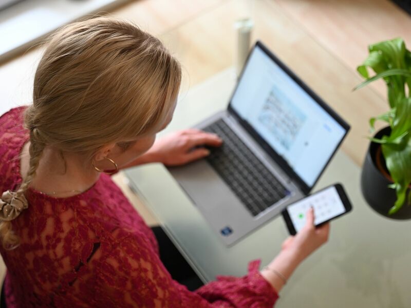 Es kann so einfach sein - ein paar Klicks und etwas Tippen, und fertig ist der Behördenantrag. - Foto: Helena Dolderer/dpa