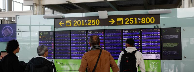 Am Flughafen Barcelona werden die Namen auf Ausweisen und Bordkarten am Gate angeschaut. (Symbolbild)  - Foto: Kike Rincón/EUROPA PRESS/dpa