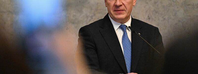 Berlins Regierungschef Kai Wegner geriet auch wegen eines Tennismatchs unter Druck. (Archivbild) - Foto: Soeren Stache/dpa