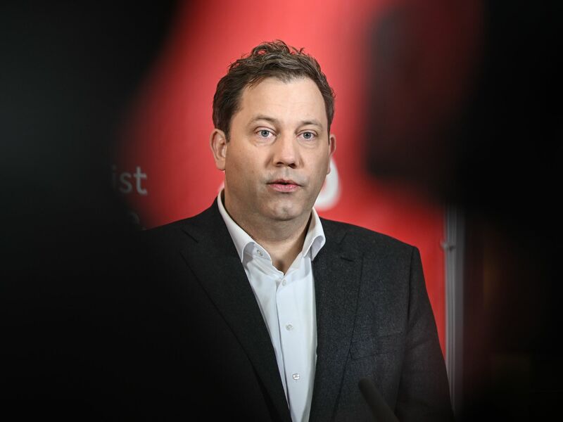 Klingbeil reist zu einem Finanzminister-Treffen. (Archivbild) - Foto: Britta Pedersen/dpa