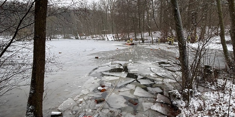 FW Menden: Feuerwehr Menden übt Eisrettung auf dem Hexenteich - Foto: presseportal.de