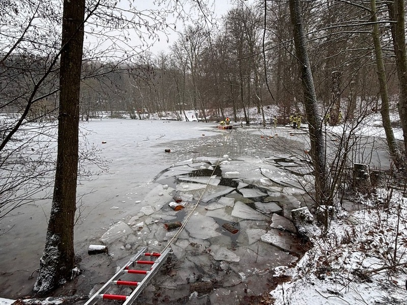 FW Menden: Feuerwehr Menden übt Eisrettung auf dem Hexenteich - Foto: presseportal.de