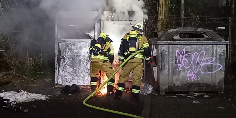 FW-EN: Zwei Altkleidercontainer in Vollbrand - Feuerwehr verhindert Ausbreitung - Foto: presseportal.de