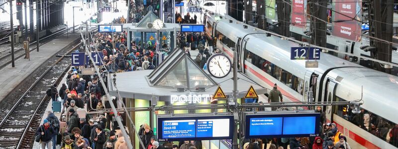 Bei der Bahn kam es zu chaotischen Zuständen - wie hier am überfüllten Hamburger Hauptbahnhof. - Foto: Bodo Marks/dpa