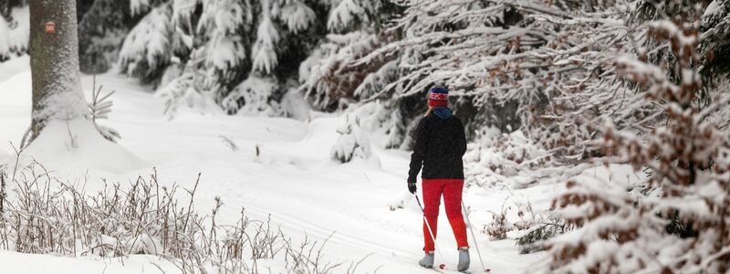 Wintersportler können sich derweil über die schönen Seiten der Jahreszeit freuen. - Foto: Michael Reichel/dpa