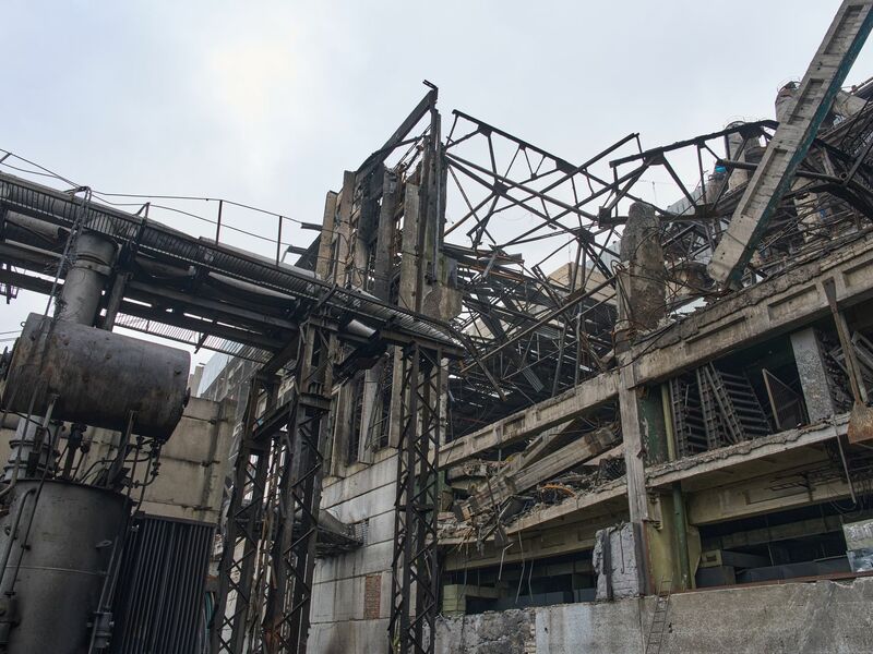 Immer wieder sind Kraftwerksanlagen in der Ukraine Ziel russischer Angriffe aus der Luft. (Archivbild) - Foto: Efrem Lukatsky/AP/dpa