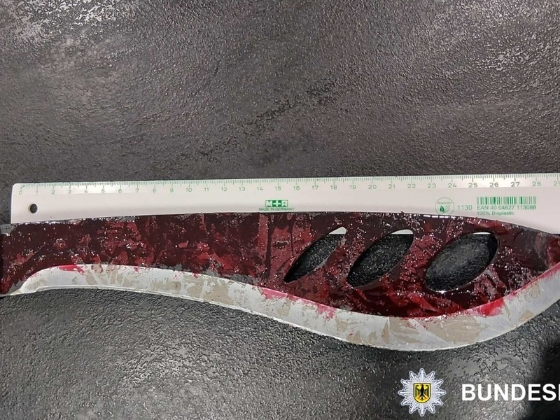 BPOL NRW: Mann mit Machete im ICE - Bundespolizei greift ein und stellt Messer sicher - Foto: presseportal.de