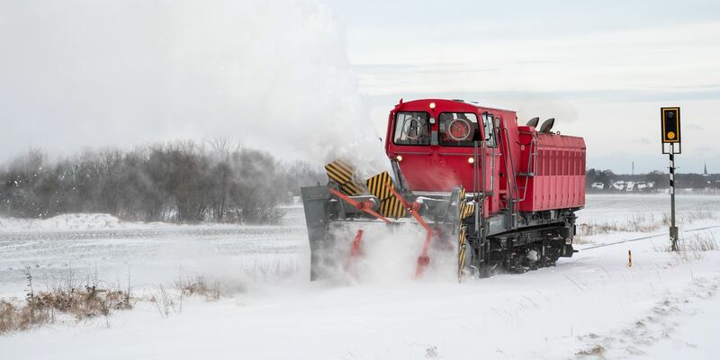 In den vergangenen Tagen waren Schneeverwehungen ein Problem für die Bahn - nun droht gefrierender Regen.  - Foto: Daniel Bockwoldt/dpa