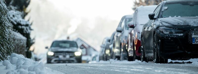In der Nacht könnte Glatteis für Gefahr sorgen. - Foto: Daniel Vogl/dpa