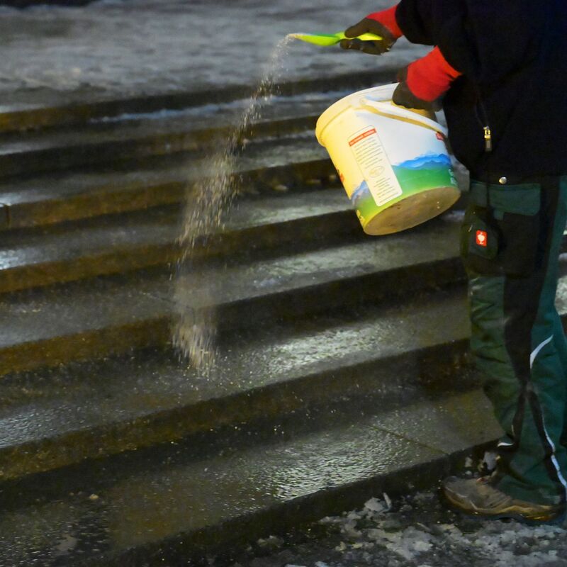 Überfrierender Regen kann gefährlich werden - für Fußgänger ebenso wie im Straßen- und Bahnverkehr. - Foto: Malin Wunderlich/dpa