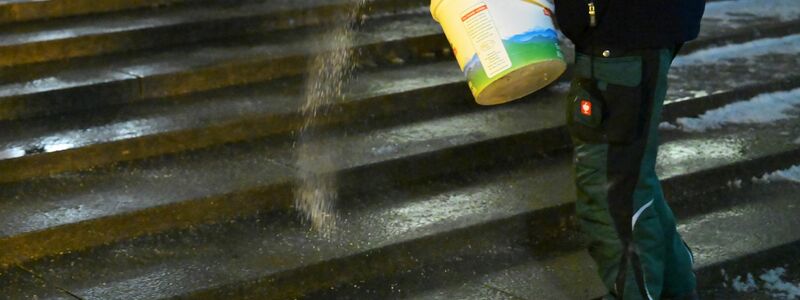 Überfrierender Regen kann gefährlich werden - für Fußgänger ebenso wie im Straßen- und Bahnverkehr. - Foto: Malin Wunderlich/dpa