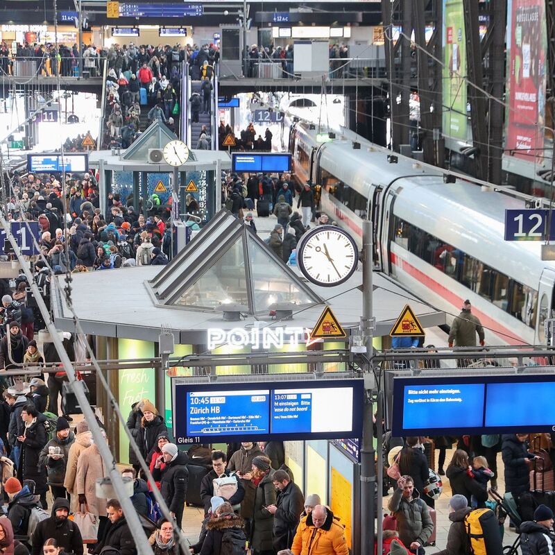 Bei der Bahn kam es zu chaotischen Zuständen - wie hier am überfüllten Hamburger Hauptbahnhof. - Foto: Bodo Marks/dpa