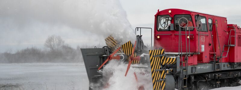 Schneeverwehungen waren ein großes Problem für den Bahnverkehr im Norden. - Foto: Daniel Bockwoldt/dpa