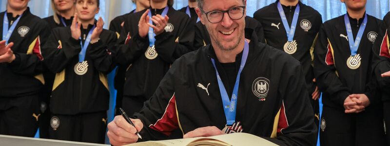 Nach dem WM-Coup durften sich Markus Gaugisch und seine Spielerinnen ins Goldene Buch der Stadt Dortmund eintragen. (Archivbild) - Foto: Christoph Reichwein/dpa