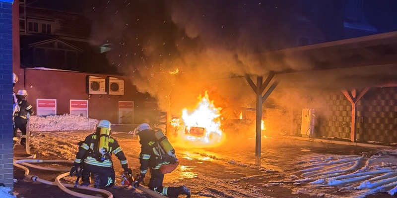 FW-AUR: Zeitgleich brennt PKW unter Holzcarport - Foto: presseportal.de