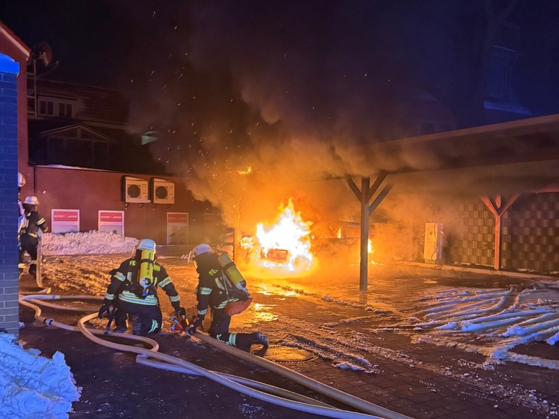 FW-AUR: Zeitgleich brennt PKW unter Holzcarport - Foto: presseportal.de