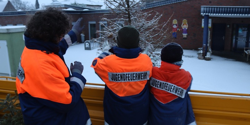 FW Gangelt: Jugendfeuerwehr Gangelt sammelt Weihnachtsbäume trotz winterlicher Witterung ein - Foto: presseportal.de