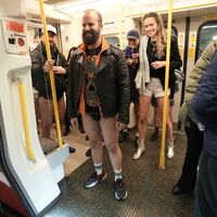  Die Organisatoren hatten dazu aufgerufen, sich untenrum so gewöhnlich wie möglich zu kleiden, damit es so aussieht, als hätte man die Hose schlicht vergessen. - Foto: Stefan Rousseau/PA Wire/dpa