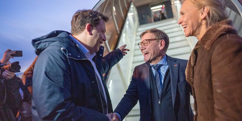 Das Flugzeug (hinten) von Außenminister Wadephul (CDU) steht neben dem Airbus A319 von Bundesfinanzminister Klingbeil (SPD). - Foto: Michael Kappeler/dpa