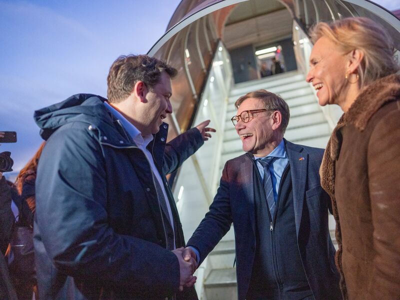 Das Flugzeug (hinten) von Außenminister Wadephul (CDU) steht neben dem Airbus A319 von Bundesfinanzminister Klingbeil (SPD). - Foto: Michael Kappeler/dpa