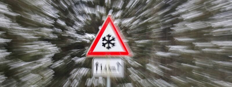 In den kommenden Tagen kann es zu glatten Straßen kommen. - Foto: Thomas Warnack/dpa