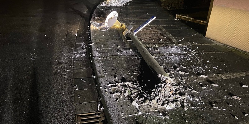 POL-PDMY: Straßenlaterne umgefahren / Verkehrsunfallflucht - Foto: presseportal.de