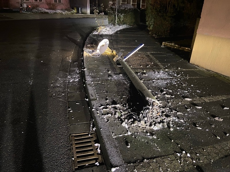 POL-PDMY: Straßenlaterne umgefahren / Verkehrsunfallflucht - Foto: presseportal.de