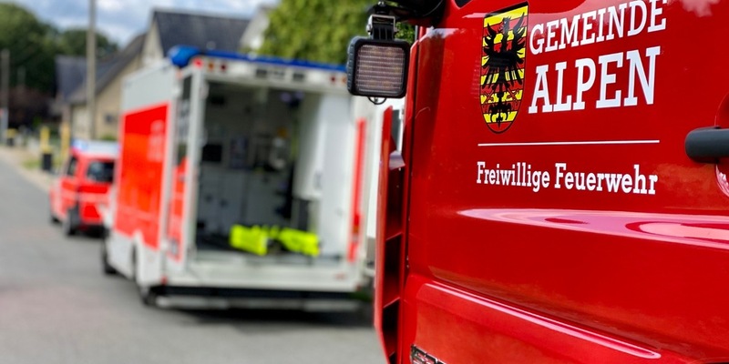 FW Alpen: Tragehilfe für den Rettungsdienst - Foto: presseportal.de
