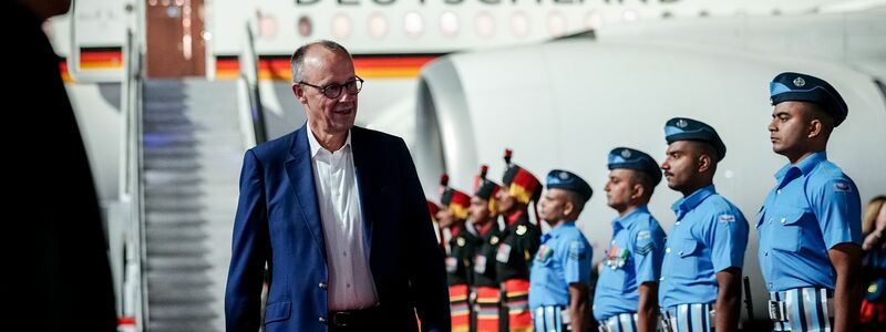 Mit großen Schildern heißt Modi seinen Gast willkommen. - Foto: Kay Nietfeld/dpa