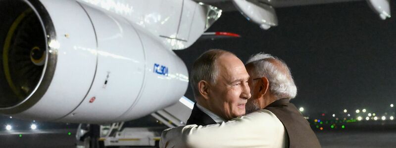 Modi umarmte Putin schon am Flughafen, als der im Dezember Neu-Delhi besuchte. (Archivbild) - Foto: Grigory Sysoyev/Pool Sputnik Kremlin/AP/dpa