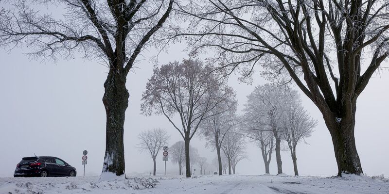 Am Montag gibt es Unwetterwarnungen vor Glätte. - Foto: Moritz Frankenberg/dpa