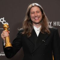 Ludwig Göransson freut sich über den Golden Globe für die beste Filmmusik.  - Foto: Chris Pizzello/Invision/AP/dpa