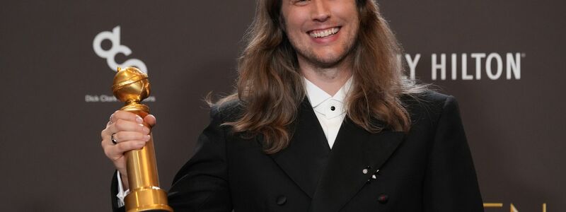 Skarsgård mit seiner Auszeichnung.  - Foto: Chris Pizzello/Invision/AP/dpa