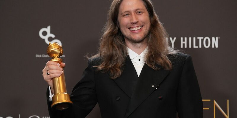 Ludwig Göransson freut sich über den Golden Globe für die beste Filmmusik.  - Foto: Chris Pizzello/Invision/AP/dpa