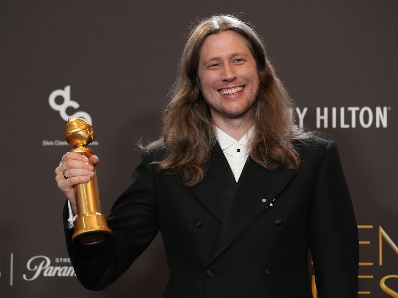 Ludwig Göransson freut sich über den Golden Globe für die beste Filmmusik.  - Foto: Chris Pizzello/Invision/AP/dpa