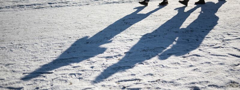 In diesen Tagen keine Seltenheit: klamme Zehen und Finger. - Foto: Marijan Murat/dpa