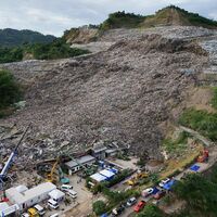 Noch hoffen die Retter auf Lebenszeichen. - Foto: Jacqueline Hernandez/AP/dpa
