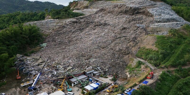 Noch hoffen die Retter auf Lebenszeichen. - Foto: Jacqueline Hernandez/AP/dpa