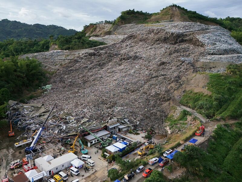 Noch hoffen die Retter auf Lebenszeichen. - Foto: Jacqueline Hernandez/AP/dpa