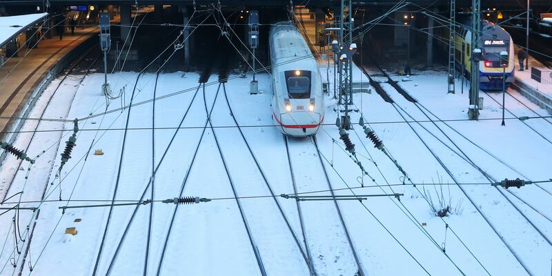 Die Deutsche Bahn rechnet angesichts der Glätte in Teilen Deutschlands mit Verspätungen. (Archivbild) - Foto: Bodo Marks/dpa