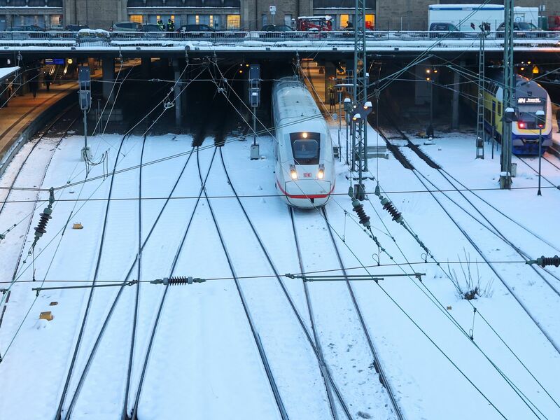 Die Deutsche Bahn rechnet angesichts der Glätte in Teilen Deutschlands mit Verspätungen. (Archivbild) - Foto: Bodo Marks/dpa
