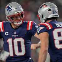 Ein Touchdown-Pass im ersten Playoff-Spiel reichte für den ersten Playoff-Sieg von Drake Maye (links). - Foto: Charles Krupa/AP/dpa