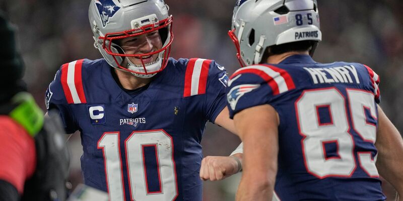 Ein Touchdown-Pass im ersten Playoff-Spiel reichte für den ersten Playoff-Sieg von Drake Maye (links). - Foto: Charles Krupa/AP/dpa