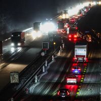 Am Morgen war es an vielen Orten spiegelglatt. An vielen Schulen fiel der Präsenzunterricht aus. - Foto: Christoph Reichwein/dpa