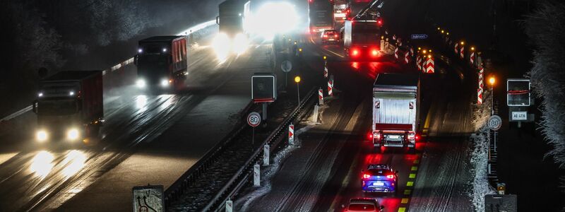 Am Morgen war es an vielen Orten spiegelglatt. An vielen Schulen fiel der Präsenzunterricht aus. - Foto: Christoph Reichwein/dpa