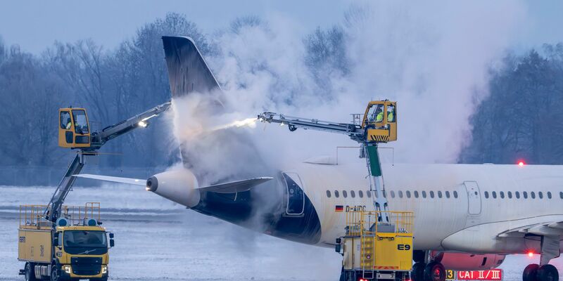 Die Glättegefahr lässt nach. - Foto: Peter Kneffel/dpa