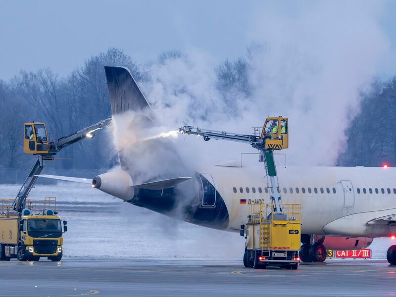 Die Glättegefahr lässt nach. - Foto: Peter Kneffel/dpa
