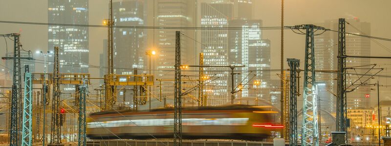 Bei der Bahn kam es wegen des Unwetters mancherorts zu Einschränkungen bei Regionalzügen. Im Fernverkehr drosselte die Bahn auf einigen Strecken die Geschwindigkeit der Züge. - Foto: Andreas Arnold/dpa